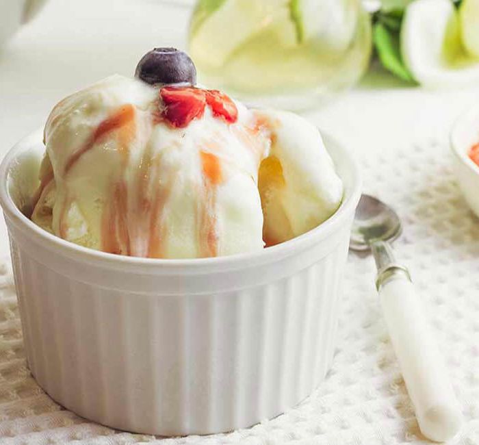 Vanilla ice cream with fruits and caramel (Demo)